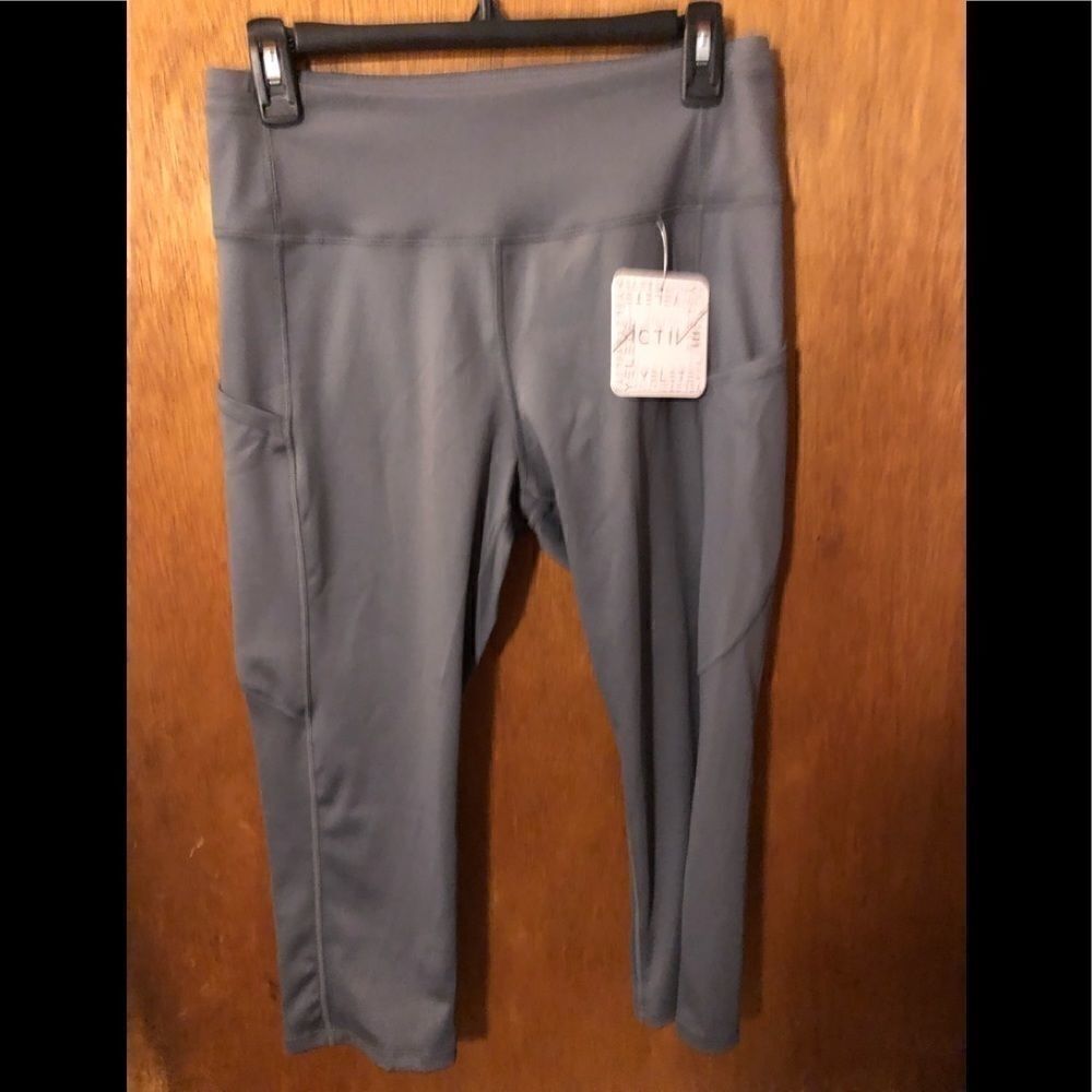 π
ΊYELETE work out Capri leggings